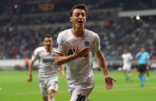 Surpriză uriașă în Turcia: Mesut Ozil s-a retras brusc din fotbal, după ce ieri fusese titular la İstanbul Başakşehir!