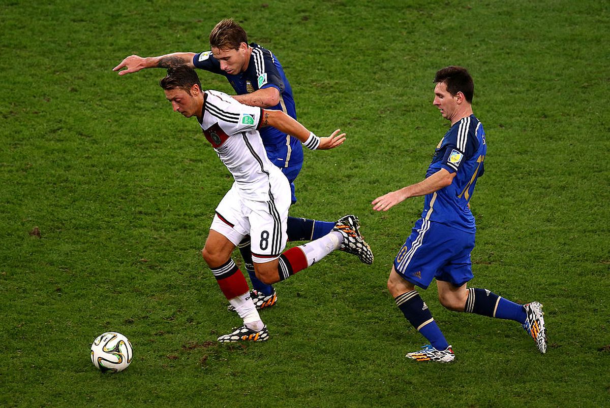 Mesut Ozil s-a retras