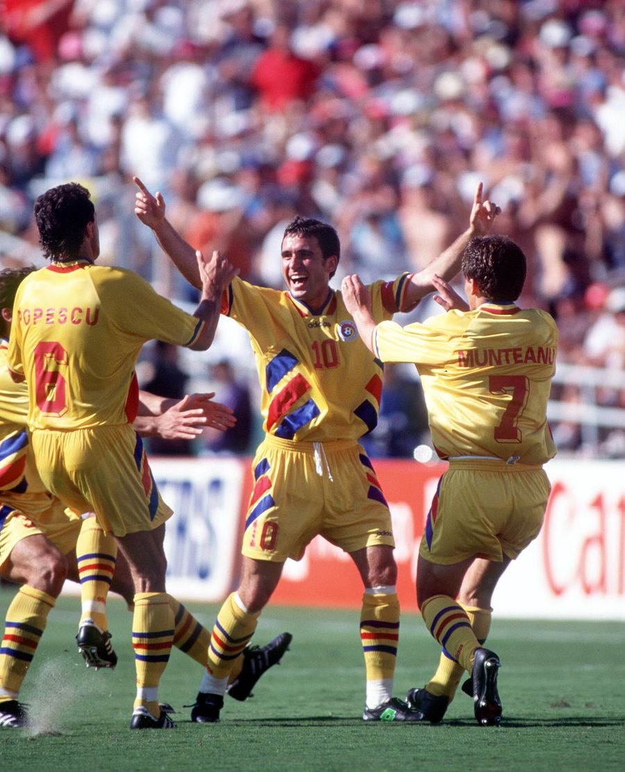 Bucuria lui Hagi de la CM 1994. Foto: Imago Gazeta a testat sistemul de inteligență artificială ChatGPT. Acesta a oferit răspunsuri corecte, dar și date complet greșite: „Hagi este considerat unul dintre cei mai buni fotbaliști români din istorie”, „Lăcătuș a jucat la Rapid”