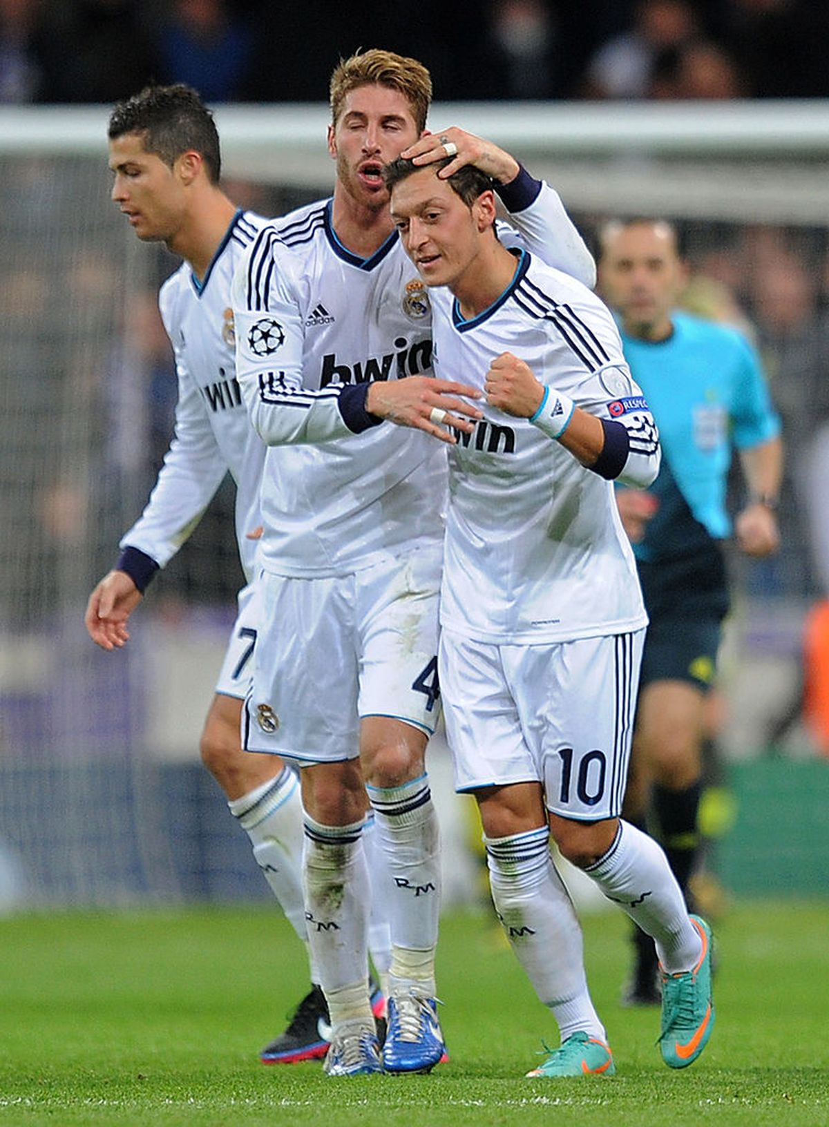 Mesut Ozil s-a retras