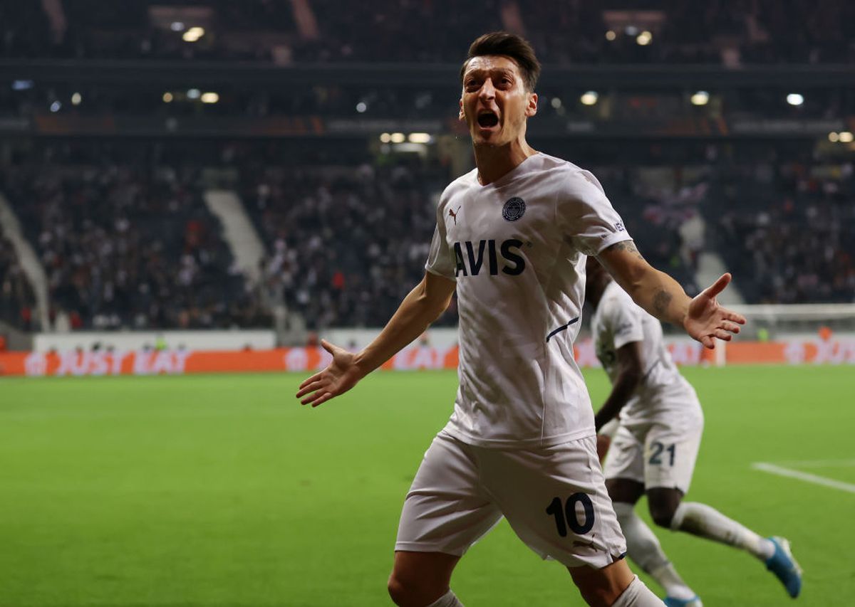 Surpriză uriașă în Turcia: Mesut Ozil s-a retras brusc din fotbal, după ce ieri fusese titular la İstanbul Başakşehir!
