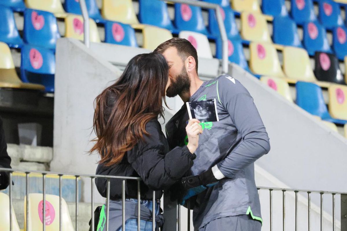 FOTO Petrolul - CFR Cluj, Simona Pechal, iubita lui Lukas Zima, și Andreea Hanca