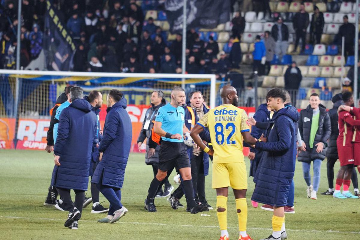 FOTO Petrolul - CFR, Radu Petrescu a ieșit cu stewarzii de pe teren