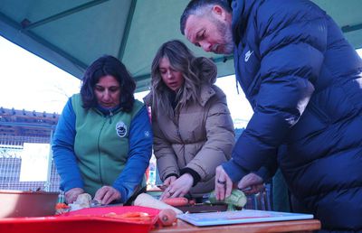 Mihai Stoica și fiica sa, Teodora, au gătit pentru câinii fără stăpân de la Adăpostul Speranța » Replica lui MM pentru „câinii” din Liga 1, după ce Dinamo a ajuns ultima în clasament