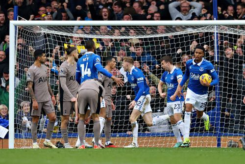 Fanii lui Tottenham au răbufnit după remiza londonezilor cu Everton 2-2, meci în care Radu Drăgușin a bifat 11 minute/ foto Imago Images