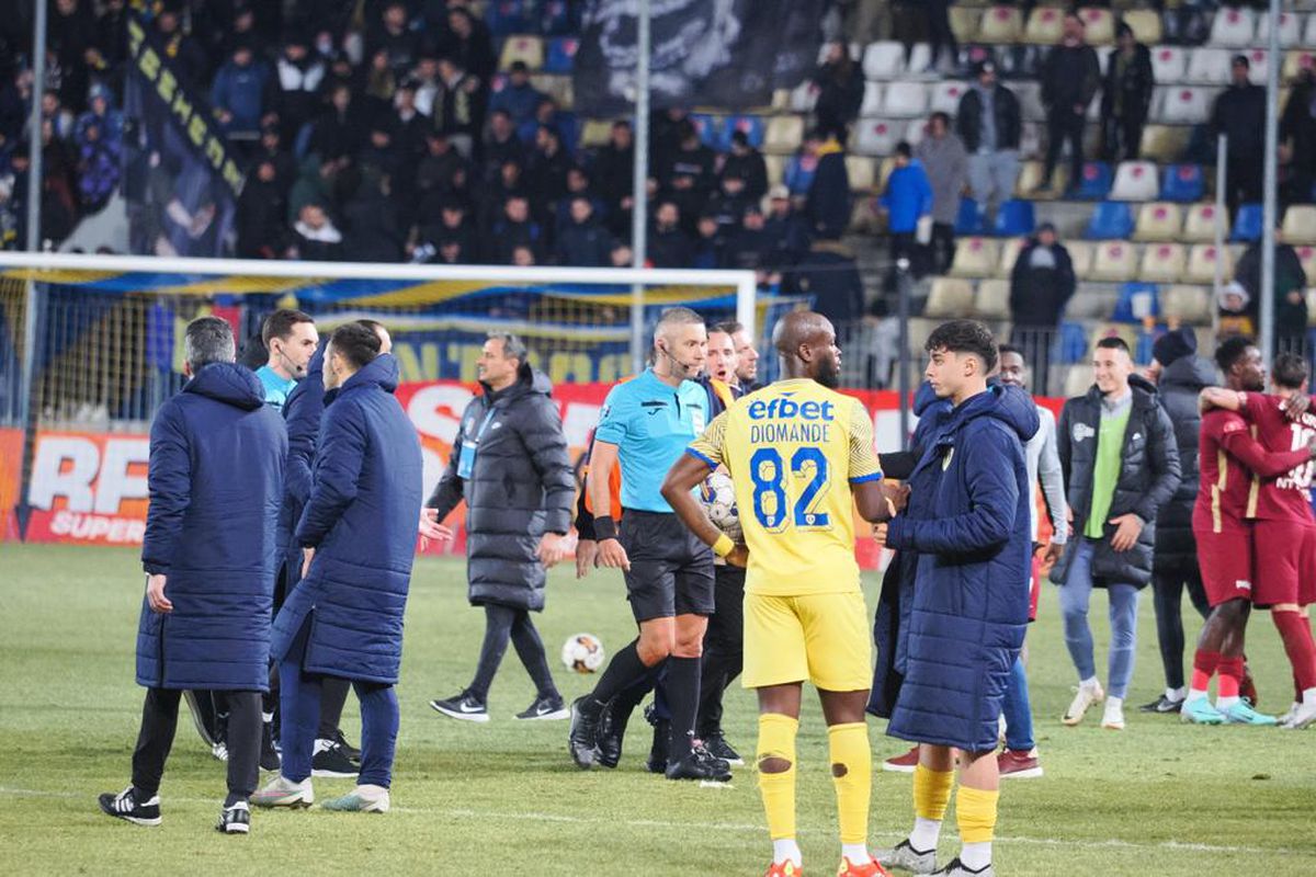 Scene ca pe timpuri! Arbitrul de la Petrolul - CFR, scos de pe teren cu stewarzii! Momente tensionate la Ploiești, chiar sub ochii lui Mutu
