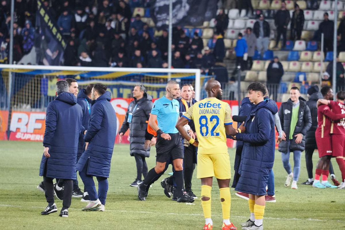 FOTO Petrolul - CFR, Radu Petrescu a ieșit cu stewarzii de pe teren