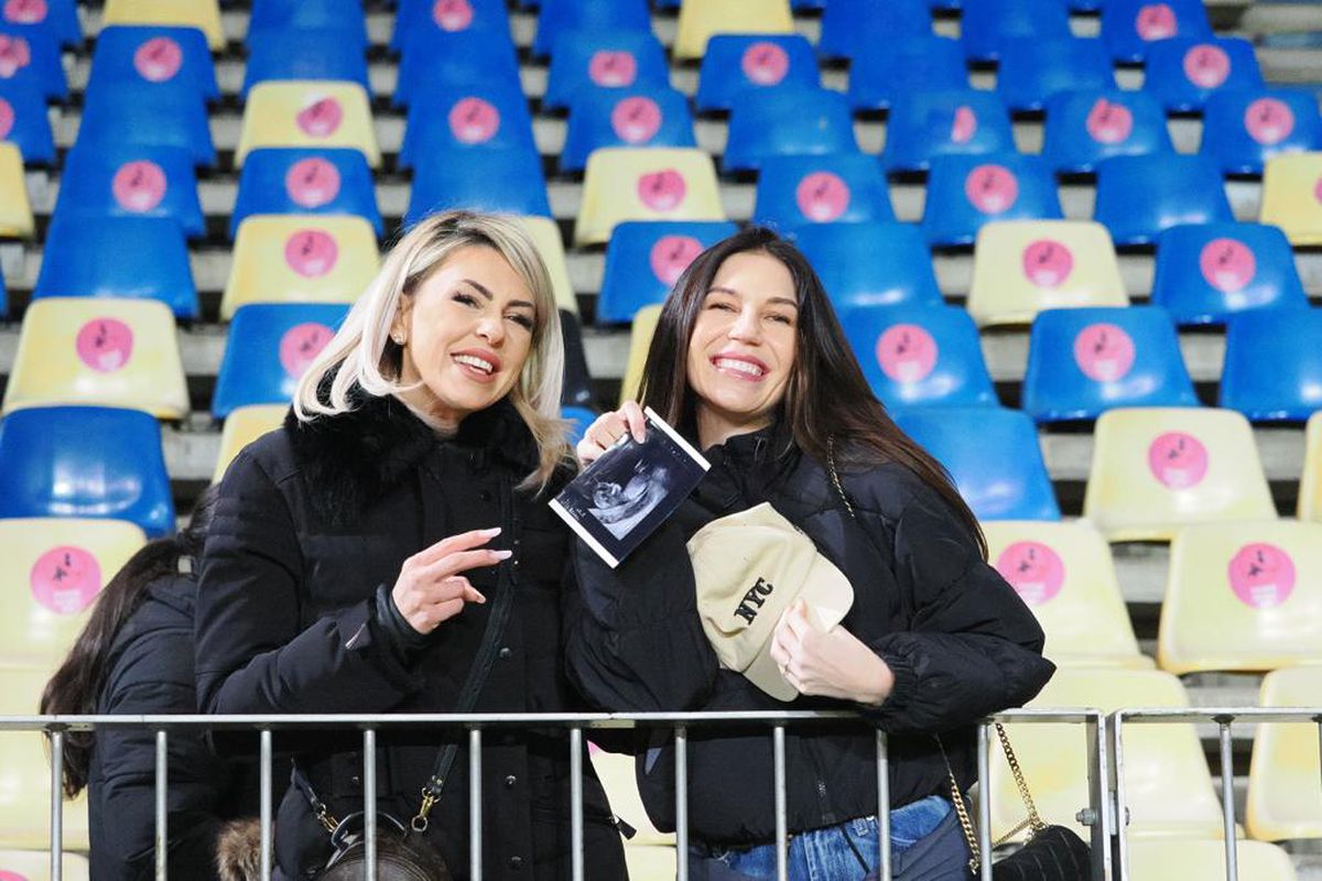FOTO Petrolul - CFR Cluj, Simona Pechal, iubita lui Lukas Zima, și Andreea Hanca