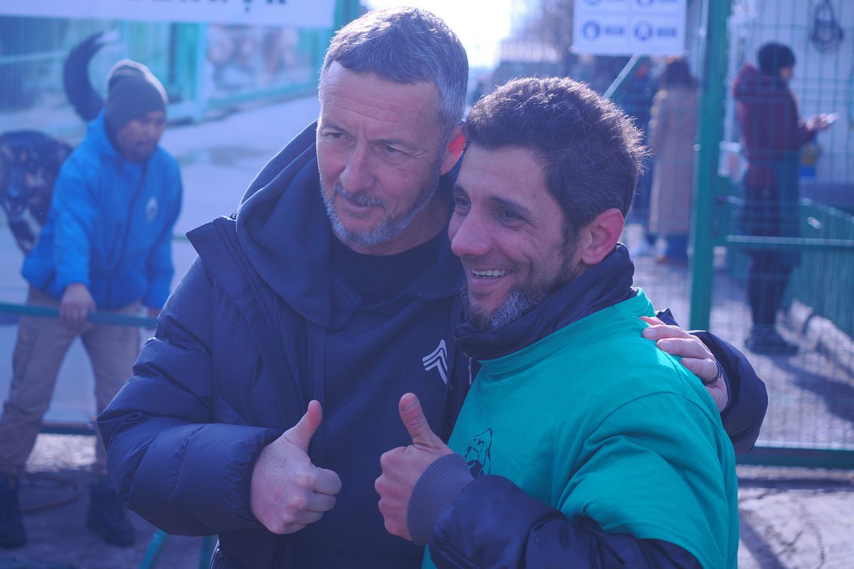 Mihai Stoica și fiica sa, Teodora, au gătit pentru câinii fără stăpân de la Adăpostul Speranța » Replica lui MM pentru „câinii” din Liga 1, după ce Dinamo a ajuns ultima în clasament