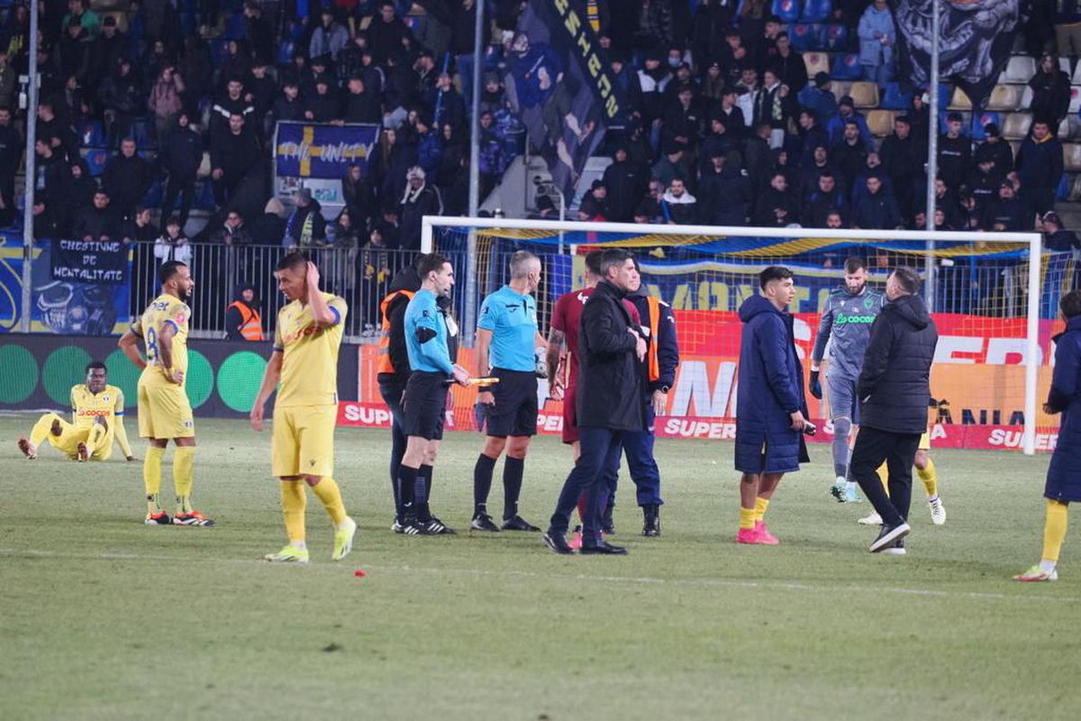 FOTO Petrolul - CFR, Radu Petrescu a ieșit cu stewarzii de pe teren