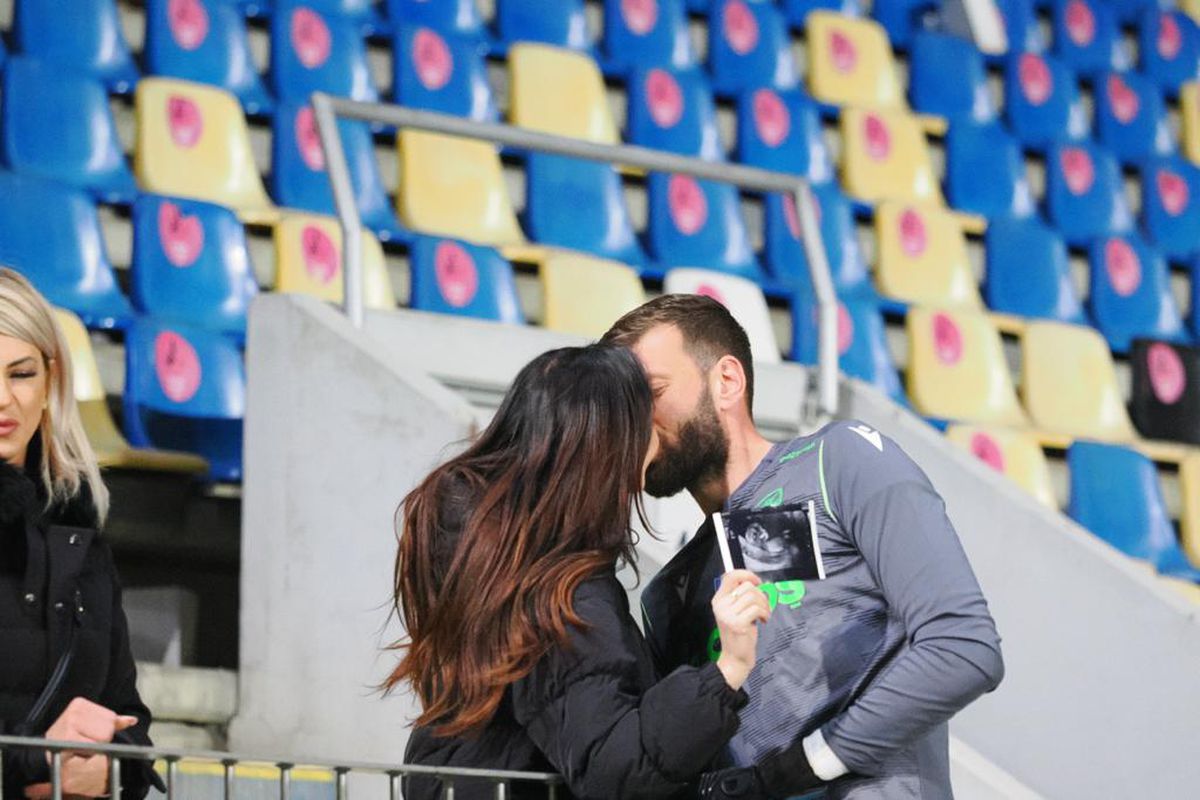 FOTO Petrolul - CFR Cluj, Simona Pechal, iubita lui Lukas Zima, și Andreea Hanca