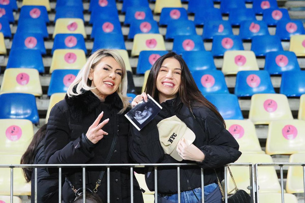 FOTO Petrolul - CFR Cluj, Simona Pechal, iubita lui Lukas Zima, și Andreea Hanca