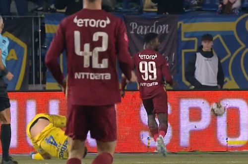 CFR Cluj a învins-o pe Petrolul, scor 2-1, printr-un gol marcat de Ciprian Deac în prelungiri. „Lupii galbeni” au făcut scandal, au cerut un fault în atac, dar „centralul” Radu Petrescu a validat reușita.
