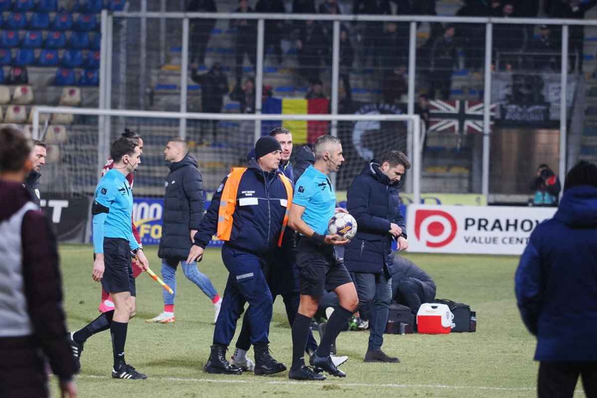 Scene ca pe timpuri! Arbitrul de la Petrolul - CFR, scos de pe teren cu stewarzii! Momente tensionate la Ploiești, chiar sub ochii lui Mutu