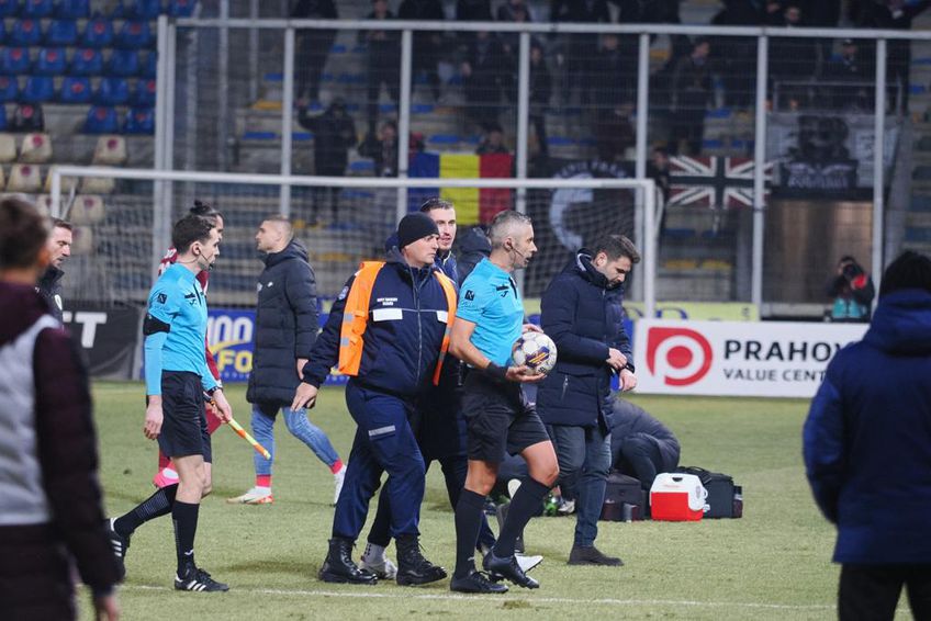 FOTO Petrolul - CFR, Radu Petrescu a ieșit cu stewarzii de pe teren / Sursă: Ionuț Iordache