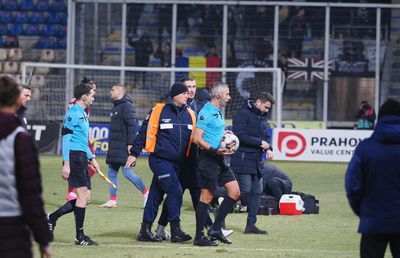Scene ca pe timpuri! Arbitrul de la Petrolul - CFR, scos de pe teren cu stewarzii! Momente tensionate la Ploiești, chiar sub ochii lui Mutu