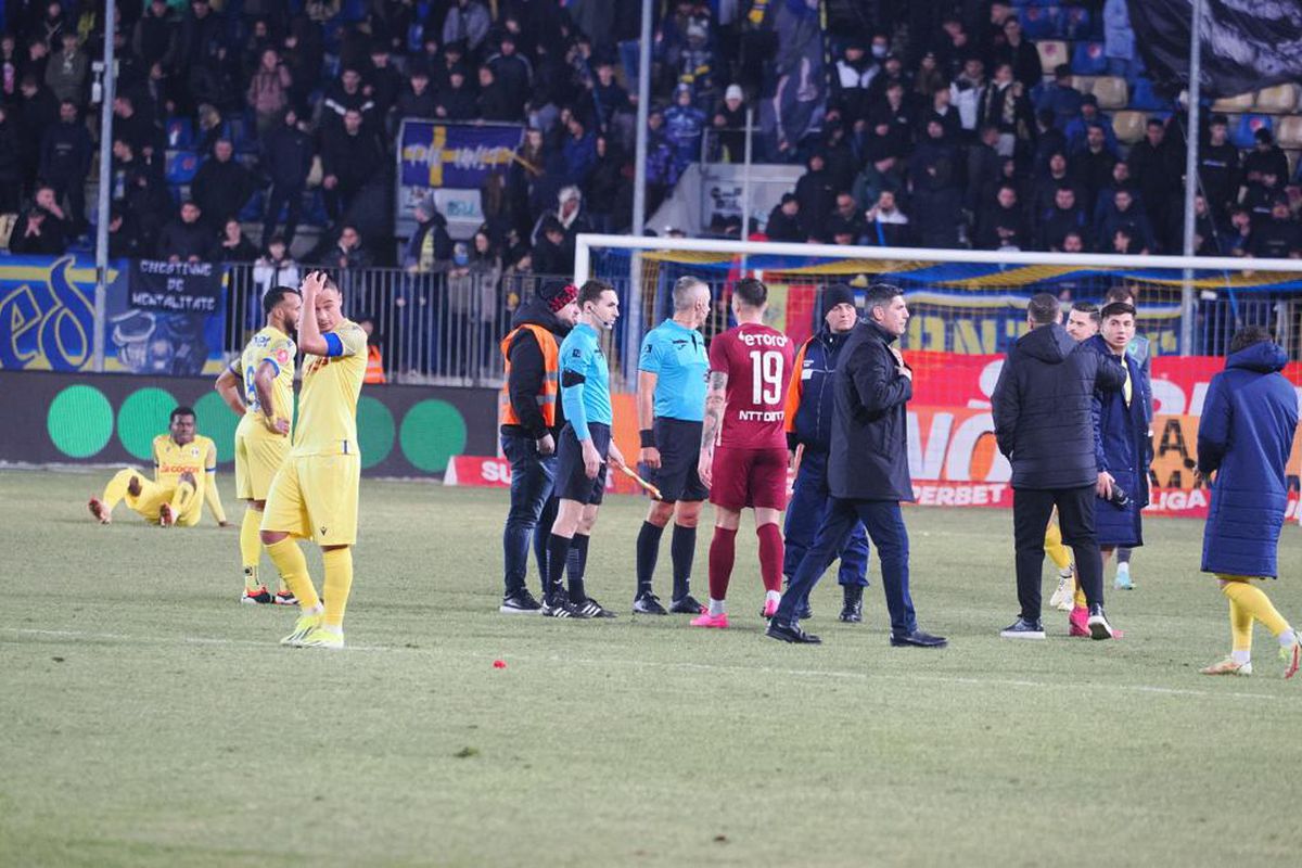 Scene ca pe timpuri! Arbitrul de la Petrolul - CFR, scos de pe teren cu stewarzii! Momente tensionate la Ploiești, chiar sub ochii lui Mutu
