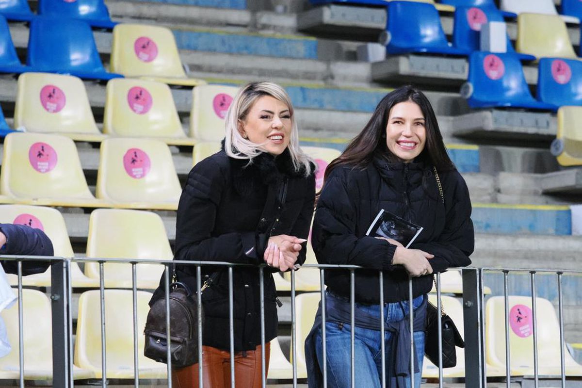 FOTO Petrolul - CFR Cluj, Simona Pechal, iubita lui Lukas Zima, și Andreea Hanca