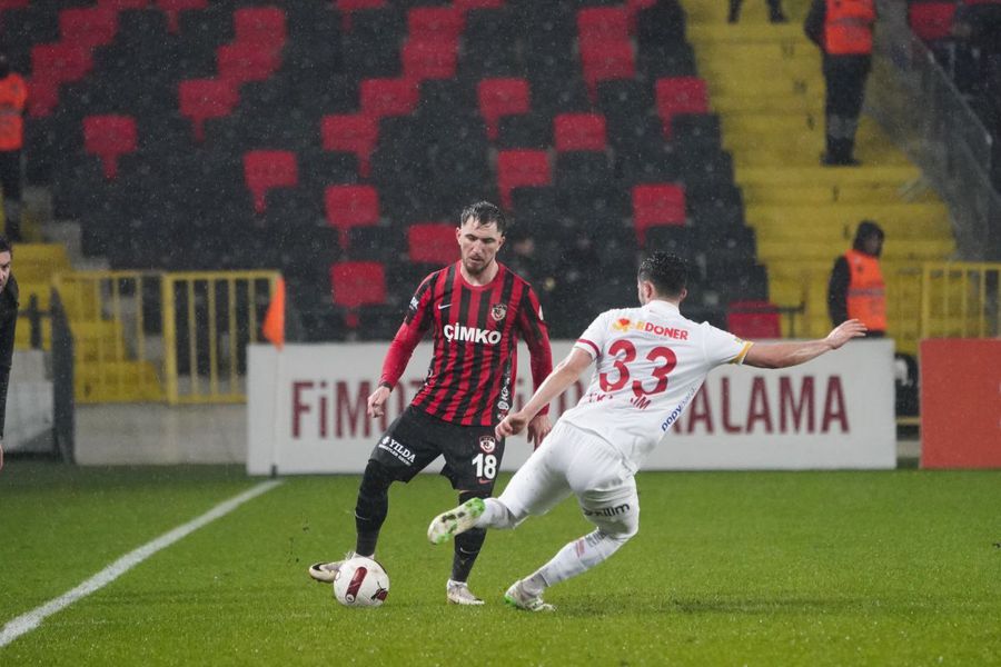 Deian Sorescu a devenit om de bază în trupa lui Gaziantep / Foto: twitter Gaziantep Deian Sorescu îl așteaptă pe cai mari pe Jose Mourinho: „Mă simt copt ca jucător” + N-a uitat ofensa de la Dinamo: „Ne-au făcut în fel și chip”