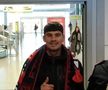 Florinel Coman s-a lăsat pozat cu un fular rossoblu după aterizarea la Cagliari / Foto: Calcio Casteddu