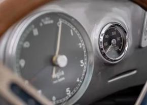 Mașina de colecție, pilotată de Fangio și Moss, a fost vândută cu 51 de milioane de euro!