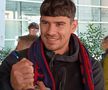 Florinel Coman s-a lăsat pozat cu un fular rossoblu după aterizarea la Cagliari / Foto: Calcio Casteddu