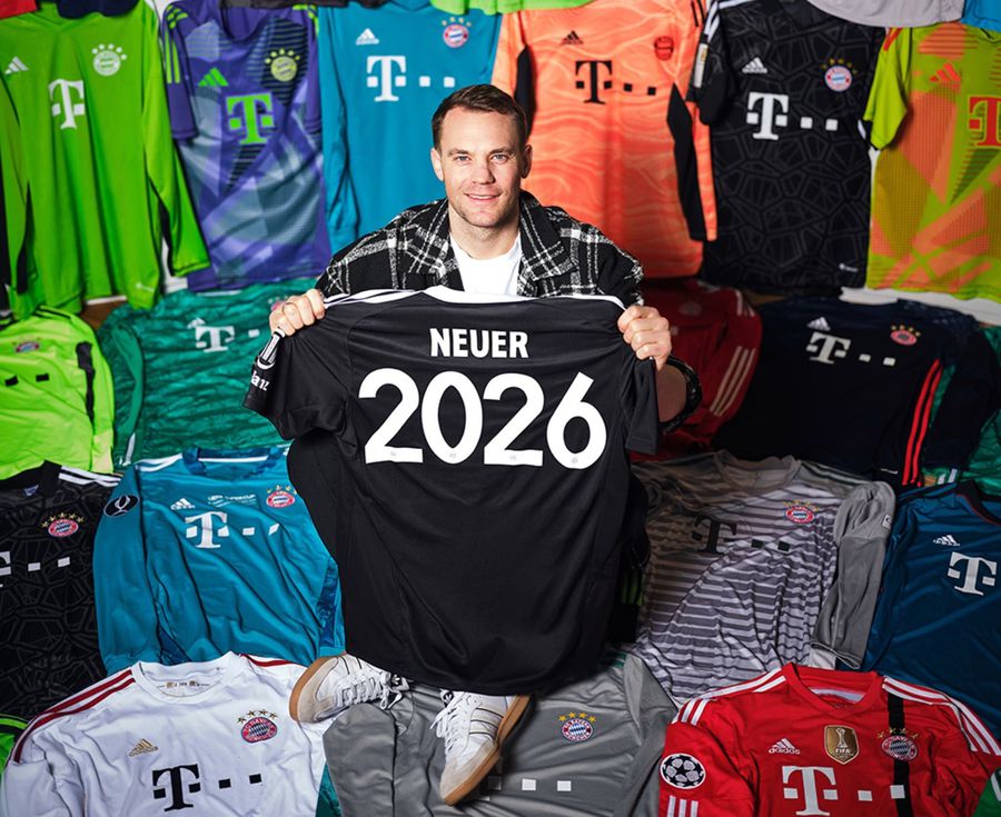 Manuel Neuer și colecția sa de tricouri ale lui Bayern / Foto: X Manuel Neuer va continua să apere până după 40 de ani! » Vestea primită astăzi de legenda lui Bayern