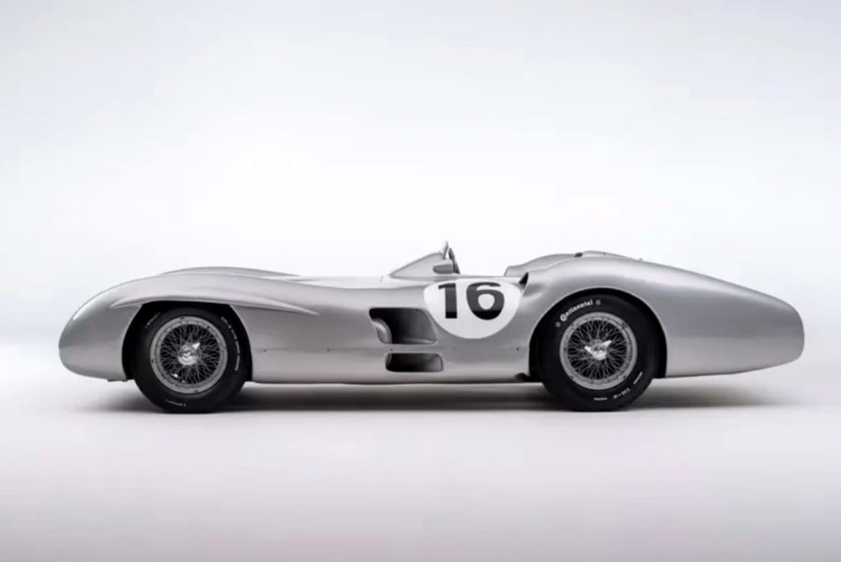 Mașina de colecție, pilotată de Fangio și Moss, a fost vândută cu 51 de milioane de euro!