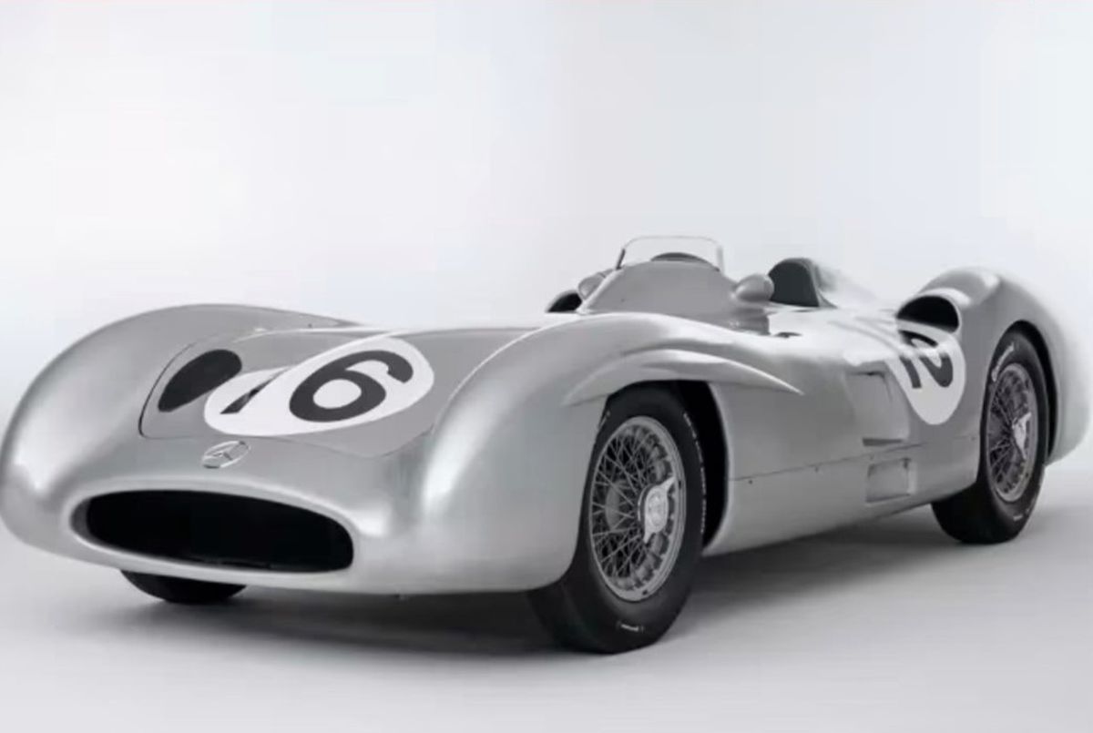 Mașina de colecție, pilotată de Fangio și Moss, a fost vândută cu 51 de milioane de euro!