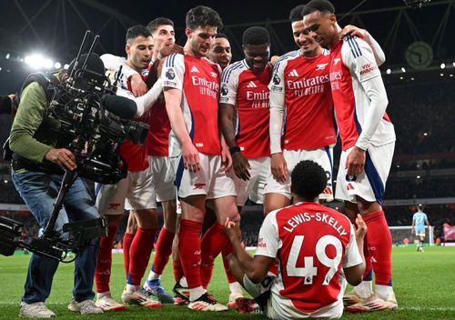 Lewis-Skelly celebrează golul înscris în stil Haaland