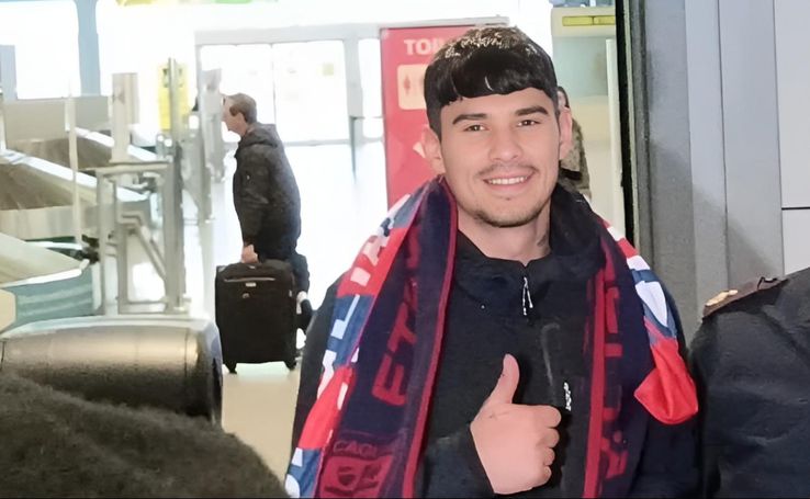 Florinel Coman s-a lăsat pozat cu un fular rossoblu după aterizarea la Cagliari / Foto: Calcio Casteddu