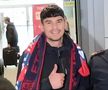 Florinel Coman s-a lăsat pozat cu un fular rossoblu după aterizarea la Cagliari / Foto: Calcio Casteddu
