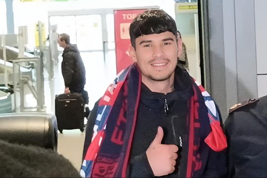 Florinel Coman s-a lăsat pozat cu un fular rossoblu după aterizarea la Cagliari / Foto: Calcio Casteddu