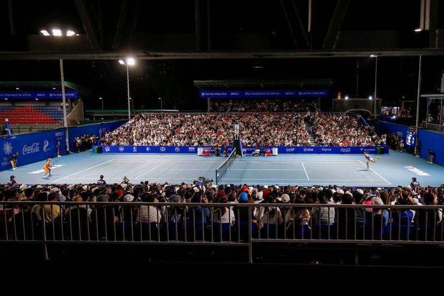 Alexandra Eala jucând cu tribuna plină la Manila Foto: Imago Images Tânăra care a impresionat în 2025 și sfatul prețios primit de la Rafa Nadal: „Asta m-a marcat cel mai mult”