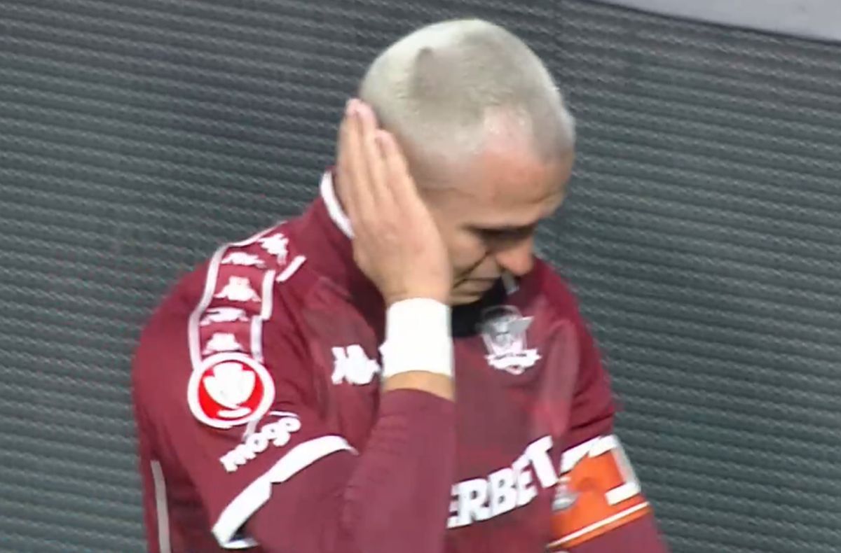 Imagini emoționante după Hermannstadt - Rapid » Cristian Manea, în lacrimi, consolat de coechipieri