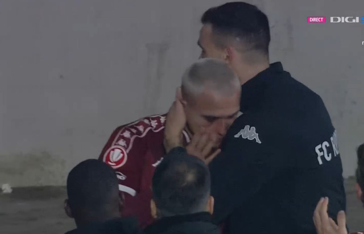 Imagini emoționante după Hermannstadt - Rapid » Cristian Manea, în lacrimi, consolat de coechipieri