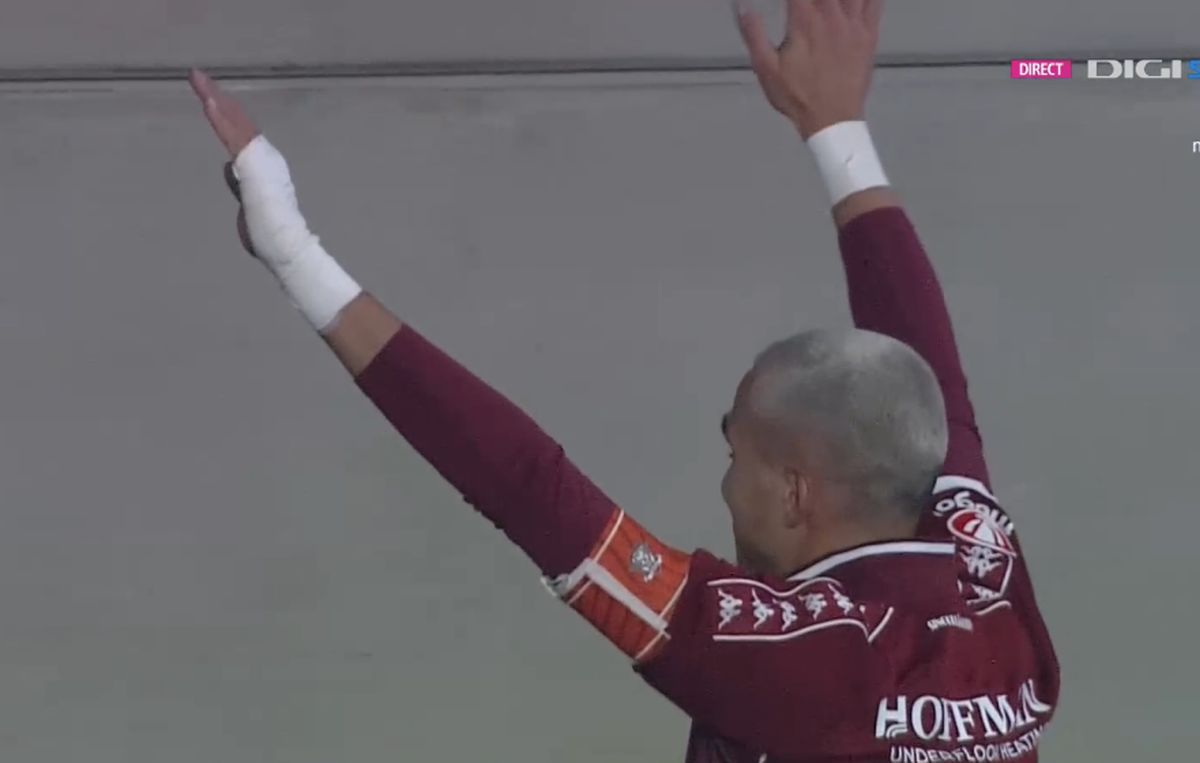 Imagini emoționante după Hermannstadt - Rapid » Cristian Manea, în lacrimi, consolat de coechipieri