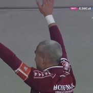 Cristi Manea, în lacrimi după Hermannstadt - Rapid, consolat de colegi / foto: captură Digi Sport