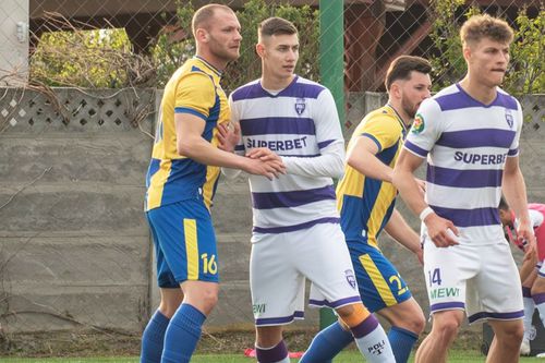 Cosmin Huminic, în centru, în duel cu #16 / Sursă foto: Facebook@ Politehnica Timișoara