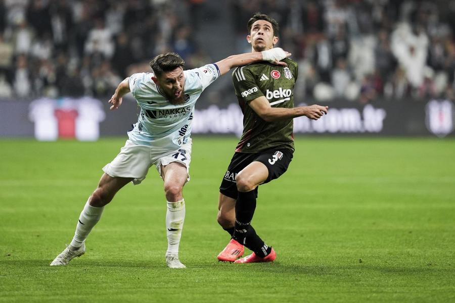 Abat Aymbetov (stânga) înainte să semneze cu Petrolul / foto: Imago Images Petrolul își ia adio de la un titular. Jucătorul nu-și mai prelungește contractul și așteaptă oportunități din România