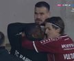 Cristi Manea, în lacrimi după Hermannstadt - Rapid, consolat de colegi / foto: captură Digi Sport