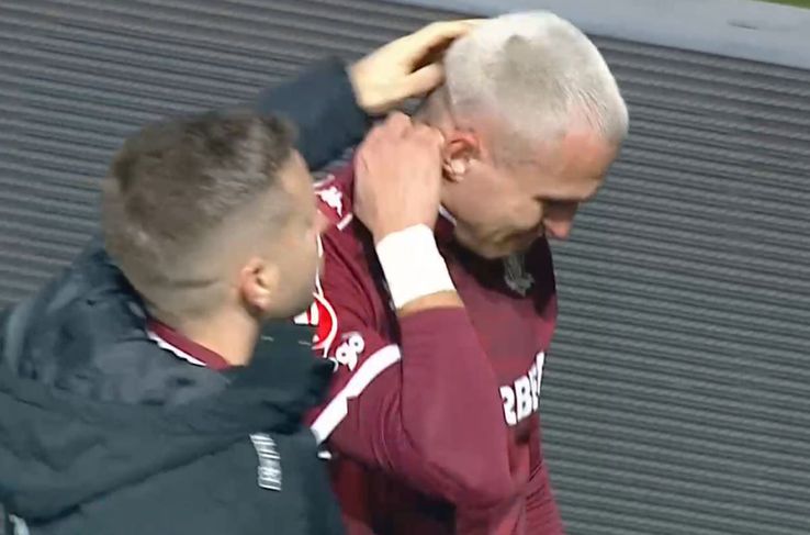 Cristi Manea, în lacrimi după Hermannstadt - Rapid, consolat de colegi / foto: captură Digi Sport