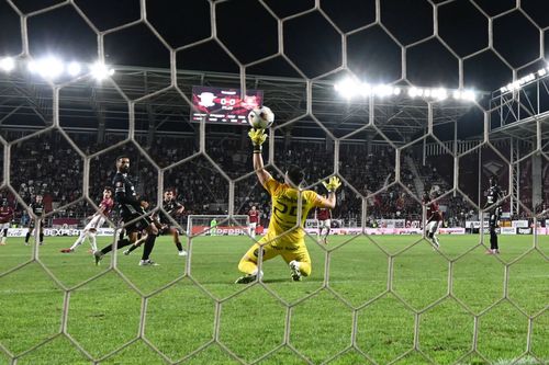 Cătălin Căbuz, schimbat la pauza meciului cu Rapid // FOTO: Imago Images