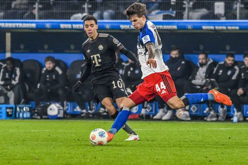 Luka Vuskovic, la balon, în duel cu Jamal Musiala (Bayern) / foto: imago