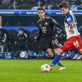 Luka Vuskovic, la balon, în duel cu Jamal Musiala (Bayern) / foto: imago