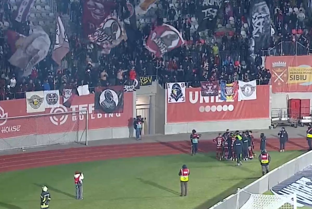 Imagini emoționante după Hermannstadt - Rapid » Cristian Manea, în lacrimi, consolat de coechipieri