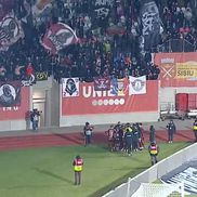 Cristi Manea, în lacrimi după Hermannstadt - Rapid, consolat de colegi / foto: captură Digi Sport