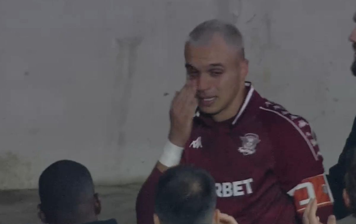 Imagini emoționante după Hermannstadt - Rapid » Cristian Manea, în lacrimi, consolat de coechipieri