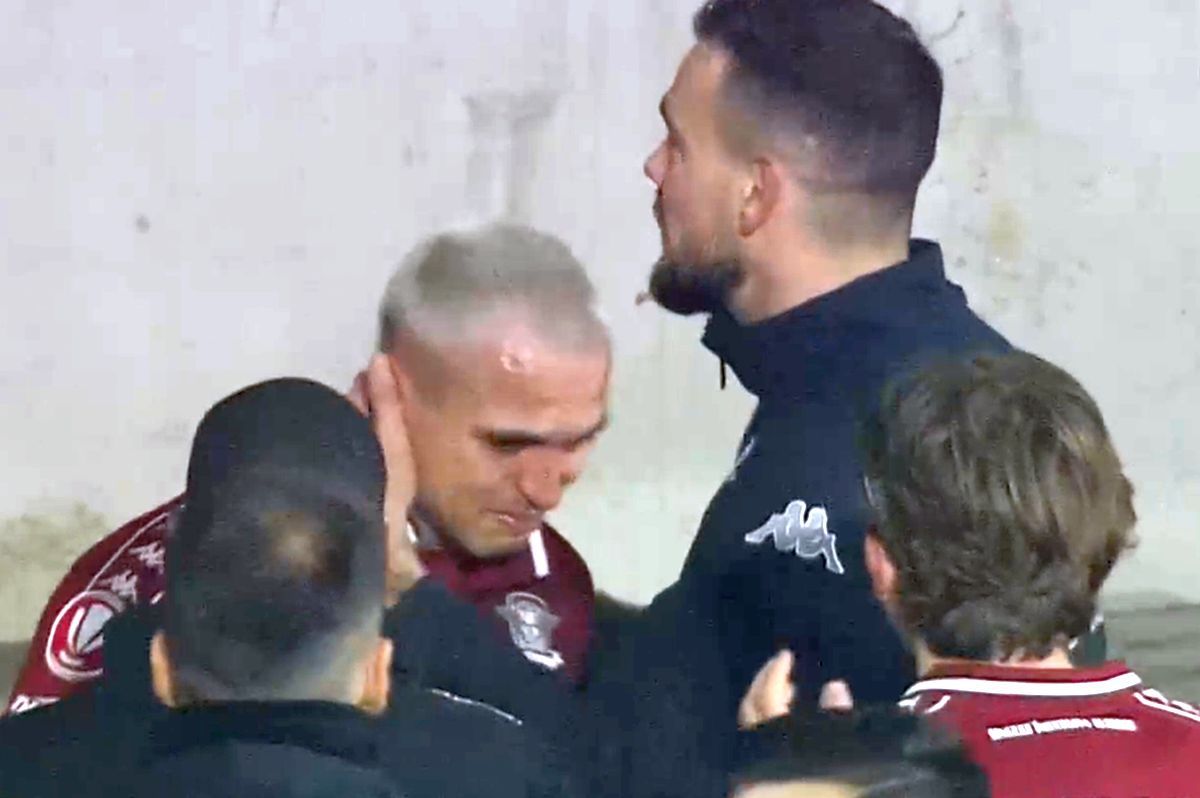 Imagini emoționante după Hermannstadt - Rapid » Cristian Manea, în lacrimi, consolat de coechipieri