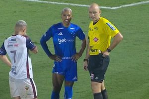 Motivul insolit pentru care arbitrul a decis să întrerupă meciul » Publicul a râs copios și l-a primit cu aplauze!